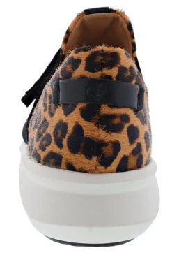 Clarks Of England Clarks Women's Un Rio Strap Hook & Loop Slip On Sneakers With Arch Support